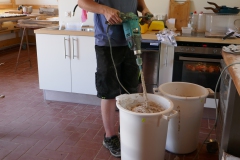 Eric-beim-Teig-mischen